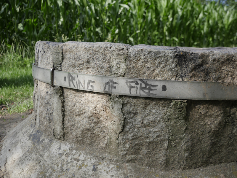 "Ring of fire" - Feuerstelle an der Wassertretstelle im Aatal in Laggenbeck