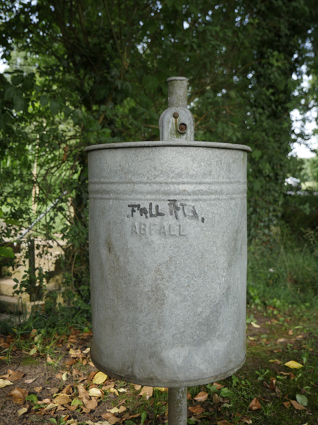 "Fall ab" - Mülleimer an der Wassertretstelle im Aatal in Laggenbeck